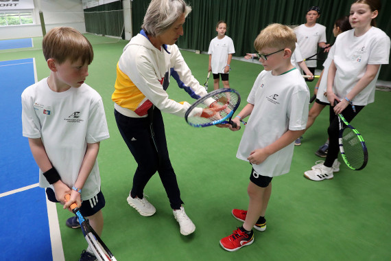 Voll im Einsatz: Zverev-Mutter Irina gab den Kids auf dem Court des SPORTPARK HALLE wertvolle Tipps