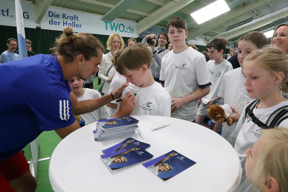 Begehrte Unterschrift: Alexander Zverev erfüllte alle Autogramm-Wünsche der Kids und ihrer Eltern beim Trainingsevent seiner Stiftung