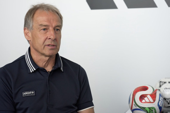 Im Interview spricht Fußball-Weltmeister Jürgen Klinsmann über die Präsentation des offiziellen Spielballs TRIONDA. Außerdem blickt der ehemalige Bundestrainer auf die DFB-Elf und die Weltmeisterschaft 2026.