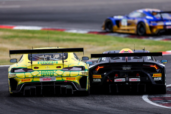 Die Zuschauer sahen viele Rad-an-Rad-Duelle - wie Jules Gounon gegen Nicki Thiim (l-r)