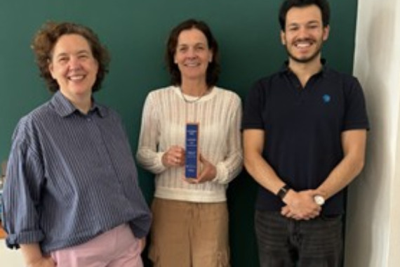 Julia Möhn (Geschäftsführerin FUSSBALL KANN MEHR), Jessica Weinert (Aufsichtsrat FUSSBALL KANN MEHR), Paul Altmann (Die Bayerische), v.l.n.r.- Julia Möhn (Geschäftsführerin FUSSBALL KANN MEHR), Jessica Weinert (Aufsichtsrat FUSSBALL KANN MEHR), Paul Altmann (Die Bayerische), v.l.n.r.