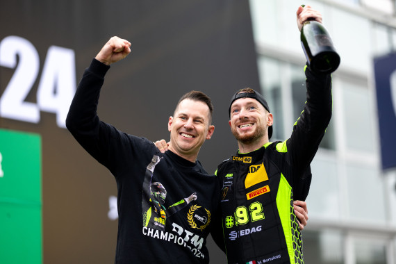 Stefan Schlund (Teameigner von SSR Performance) und Mirko Bortolotti freuen sich über den Titel
