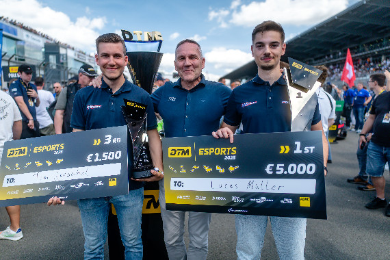 Ehrung der DTM eSports Champions Müller und Jarschel durch Thomas Voss
