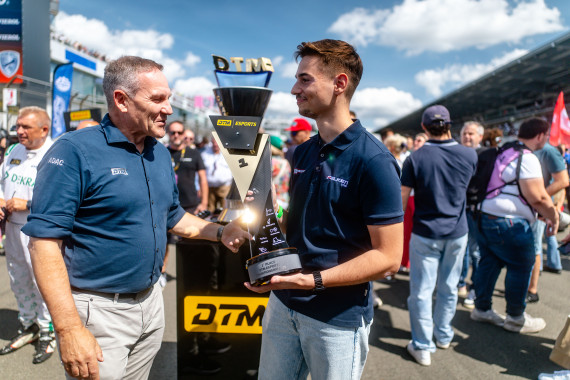 Thomas Voss ehrt Lucas Müller