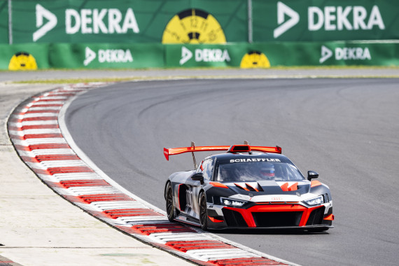 Für Müller gab es eine Fahrt in Schaeffler Innovationstaxi