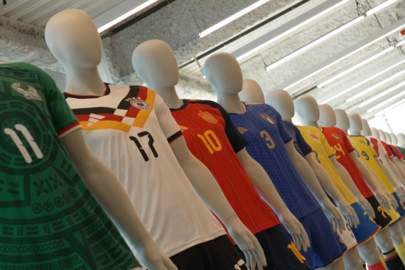 Schnittbilder von den vorgestellten Heimtrikots.