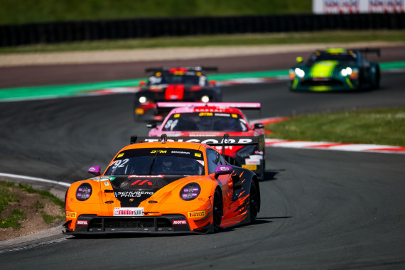 Morris Schuring aus Amsterdam tritt in einem Porsche 911 GT3 R an