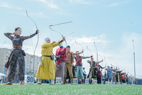Traditionelles Bogenschießen vom vom Pferd