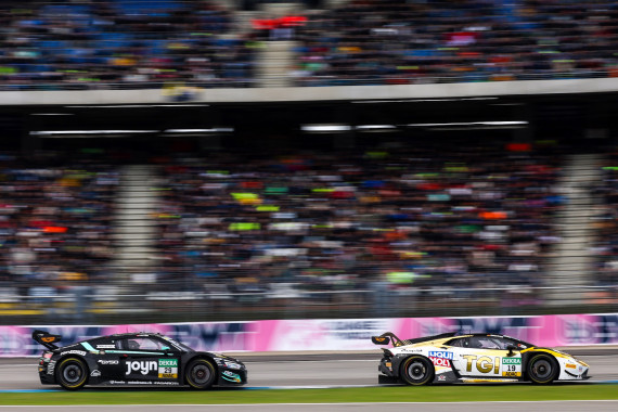 Die Partnerschaft wird unter anderem durch das DEKRA-Logo auf den Startnummern aller Fahrzeuge sichtbar