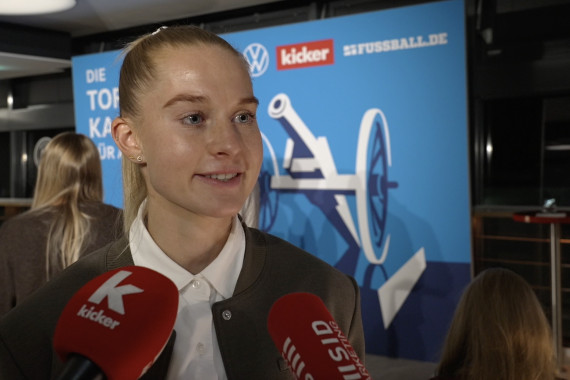 Im Interview spricht die Kapitänin der Frauen-Nationalmannschaft Janina Minge u.a. über ihre Erwartungen an das Nations-League-Finale gegen Spanien und über die Besonderheit, die Amateur-Fußballer*innen im Rahmen des Länderspiels auszuzeichnen.