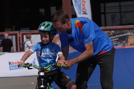 Deutsche Industriehistorie trifft Bewegung, Spaß und strahlende Kinderaugen: Die kinder Joy of Moving mini tour hat beim Prolog der Deutschland-Tour Halt auf dem Gelände des UNESCO-Welterbe Zeche Zollverein gemacht. Der ehemalige Radprofi Jens Voigt begleitet die mini tour als Botschafter.