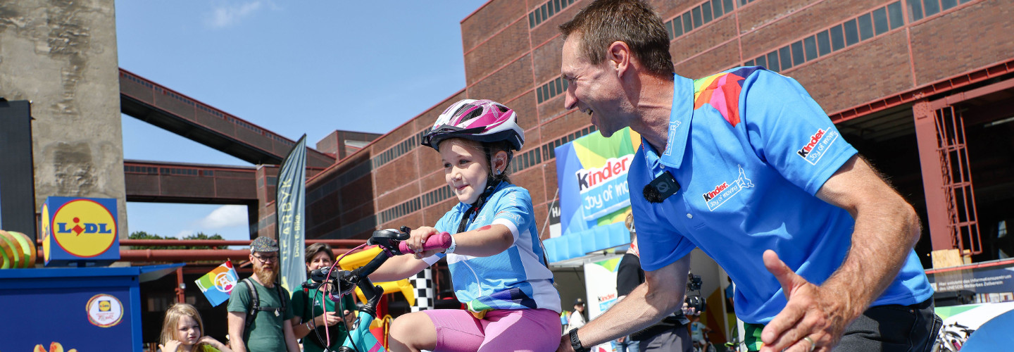 "kinder Joy of Moving mini tour" beim Start der Lidl Deutschland Tour 2025 in Essen