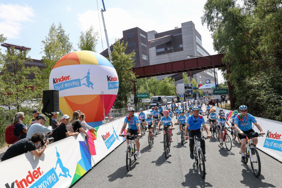 "kinder Joy of Moving mini tour" beim Start der Lidl Deutschland Tour 2025 in Essen