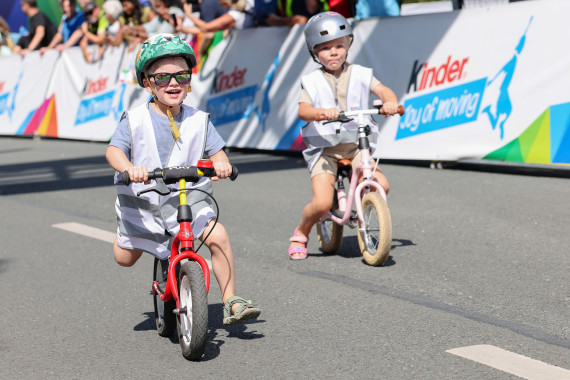 "kinder Joy of Moving mini tour" beim Start der Lidl Deutschland Tour 2025 in Essen