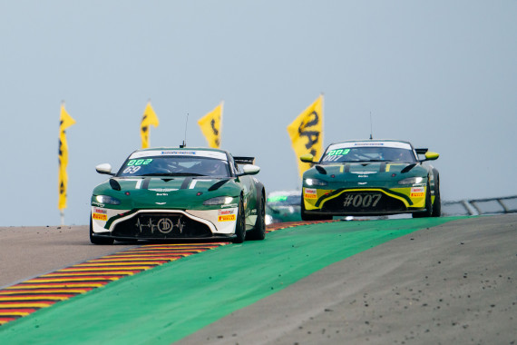 Diese beiden Aston Martin Vantage GT4 von Dörr Motorsport befinden sich auch im Titelkampf