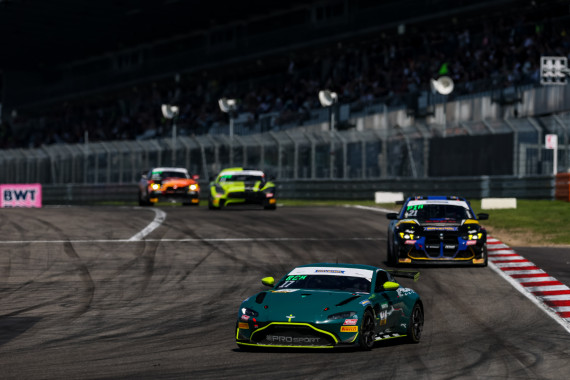 Marek Böckmann und Anton Paul Abée holen mit dem Aston Martin Vantage GT4 Platz zwei und ihr bestes Saisonergebnis