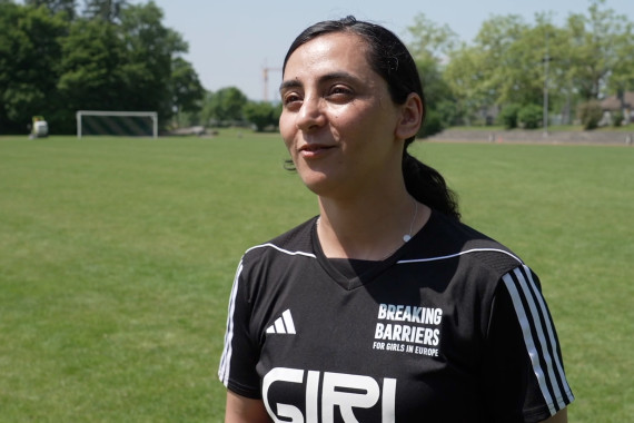Im Interview spricht Khalida Popal, Mitbegründerin und ehemalige Kapitänin der afghanischen Fußball-Nationalmannschaft der Frauen, u.a. über die Bedeutung von Begegnungsstätten wie dem United Summer Camp und die Entwicklung des Fußballs in ihrem Land.