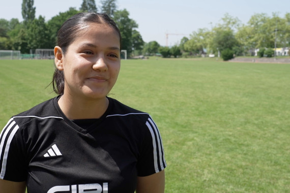 Im Interview spricht die Fußballerin Elaha Safdari u.a. darüber, was ihr die Teilnahme am Trainingslager bedeutet.