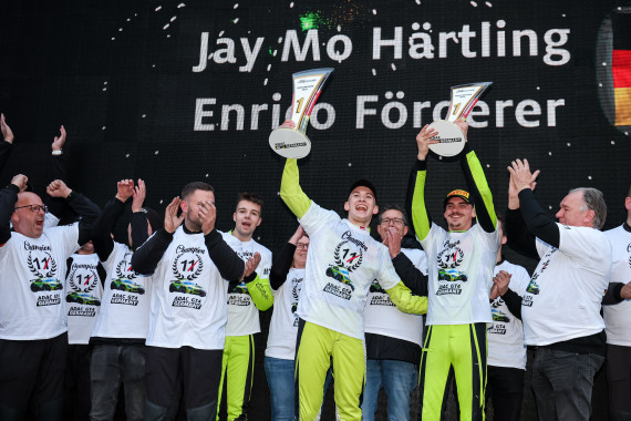 Eingeschworene Truppe: Großer Jubel bei SR Motorsport by Schnitzelalm