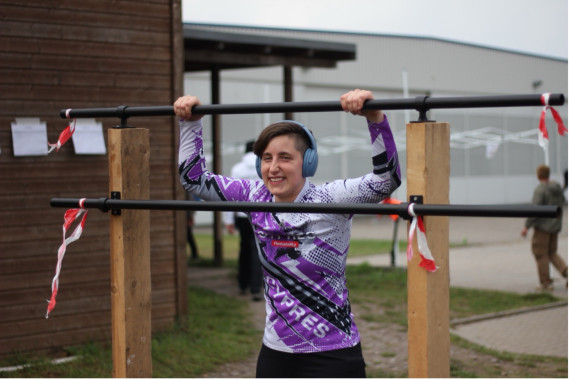 Claire Rebhahn (Airbus 4-way Oceanside Illertissen) bei der Sprungvorbereitung.