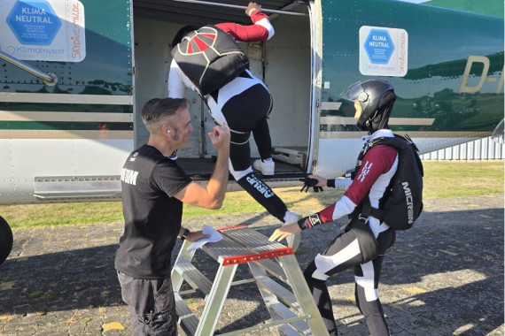 Freefly-Team AIRUP Dynamics (Kira Ramberg, Thore Mau) beim Boarding.