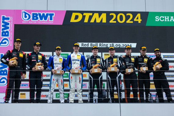 Das Gesamtpodium des neunten Meisterschaftsrennens im ADAC GT Masters