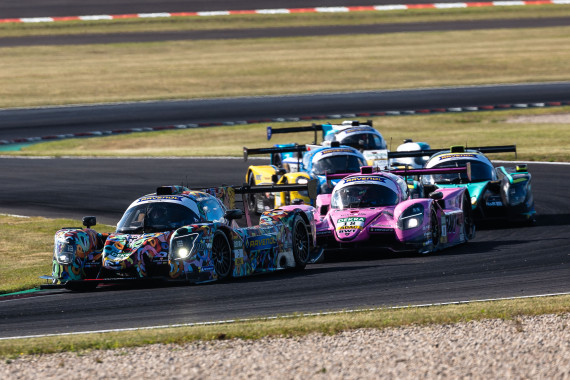 Sven Barth (vorne), Startfahrer von Aust Motorsport, hält die Fahrer hinter ihm in Schach