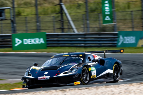 Jack Aitken steht im Ferrari 296 GT3 neben René Rast in der ersten Startreihe