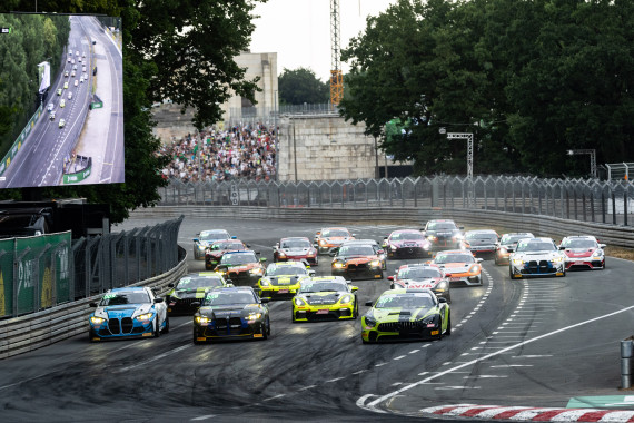 Die ADAC GT4 Germany tritt mit einem vollen Feld auf dem Nürburgring an