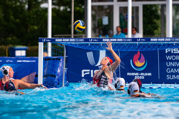 Die Wasserballerinnen ziehen in einem sensationellen Finale gegen die USA und holen den Sieg