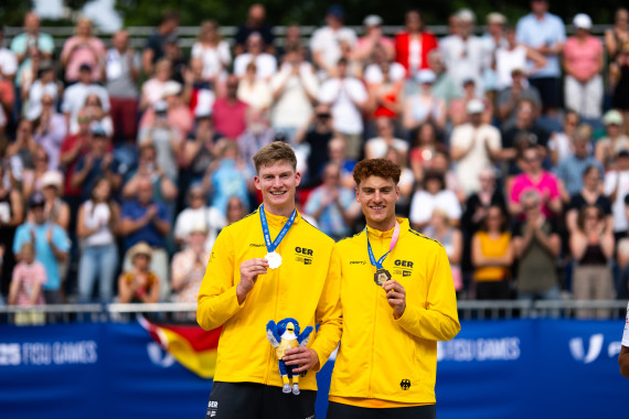 Das Beachvolleyball-Duo Philipp Huster (SRH Fernhochschule) und Max Just (HU Berlin) siegen im Finale gegen die Niederlande