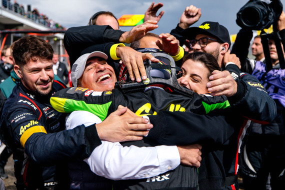 Grenzenloser Jubel: Ayhancan Güven in den Armen von Vater Hakan und seiner Verlobten Lara