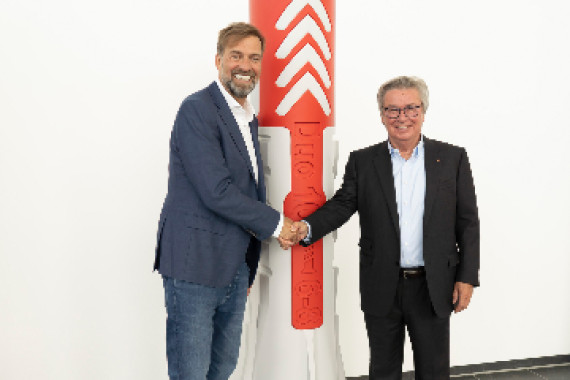 Freudige Gesichter: Erfolgstrainer Jürgen Klopp, der neue Markenbotschafter der Unternehmensgruppe fischer, und Firmeninhaber Prof. Klaus Fischer.