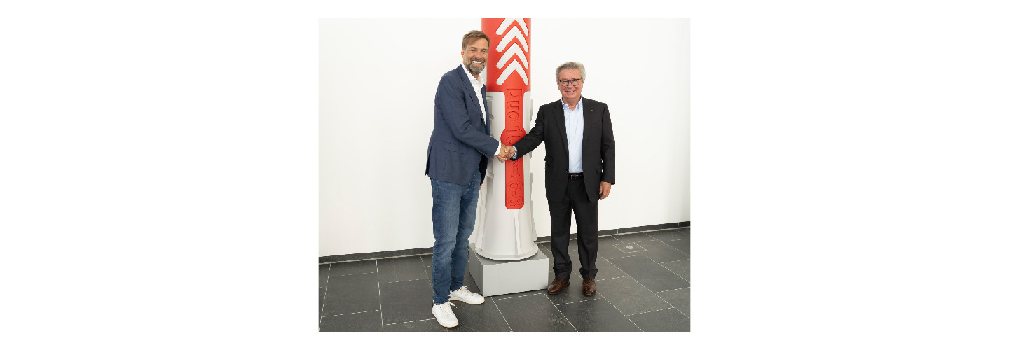 Freudige Gesichter: Erfolgstrainer Jürgen Klopp, der neue Markenbotschafter der Unternehmensgruppe fischer, und Firmeninhaber Prof. Klaus Fischer.