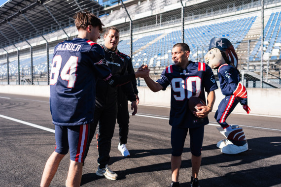 Die DTM-Piloten Tom Kalender und Ayhancan Güven tauschten Rennanzug gegen Football-Outfit (l-r)
