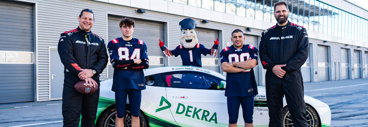 Markus Kuhn, Tom Kalender, Maskottchen „Pat Patriot“, Ayhancan Güven und Sebastian Vollmer (l-r)