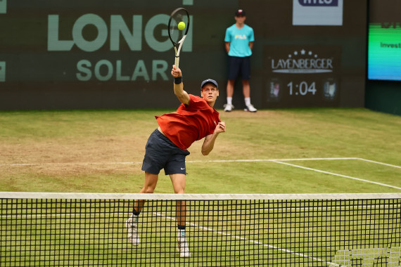 Gegen einen starken Jan-Lennard Struff kämpfte sich Spitzenmann Jannik Sinner ins Halbfinale vor