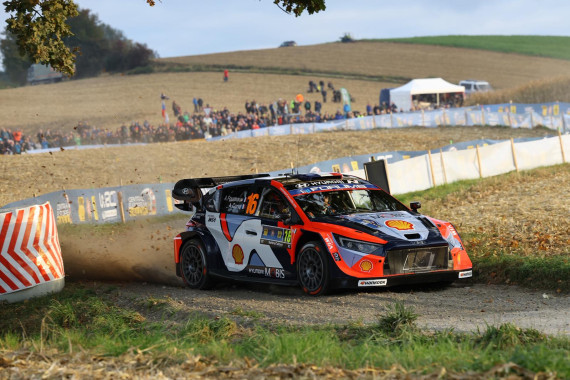 Als Drittplatzierter ist Adrien Fourmaux nach dem ersten Tag der Central European Rally bester WRC1-Pilot mit einem Hyundai. Seine 3,9 Sekunden Rückstand bedeuten, dass er in direkter Schlagdistanz zum Gesamtführenden lieg
