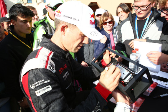 Autogramme und Interviewrunden, Fotogelegenheiten en masse und mit den Stars auf Augenhöhe: Das große Come Together nach WP1 am Donnerstagmittag in Bad Griesbach Therme war eine gelungende Welcome-Party für die Rallye-Weltmeisterschaft