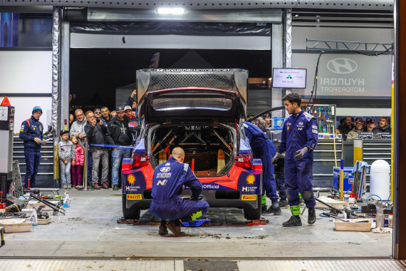 VIP-Gäste erleben mehr - so ist zum Beispiel ein Besuch bei einem der WRC-Teams in den VIP-Paketen enthalten, die ab sofort für 199 Euro im Vorverkauf erhältlich sind