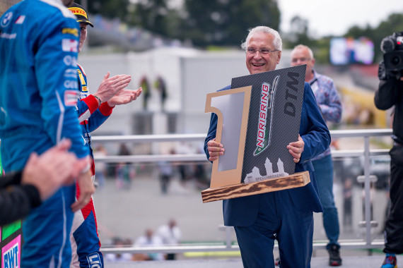 Der bayerische Innenminister Joachim Herrmann überreichte René Rast seinen Siegerpokal