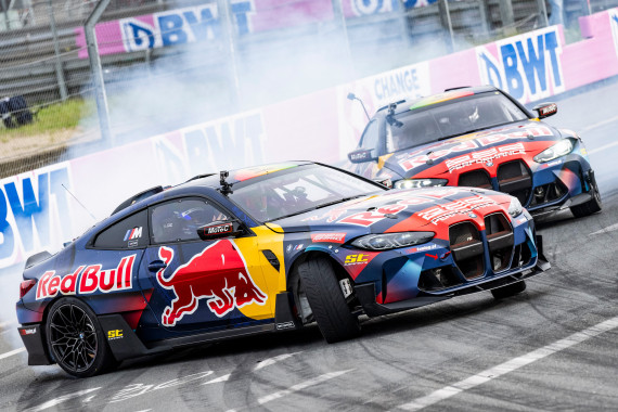 Für qualmende Reifen sorgten die Red Bull Driftbrothers