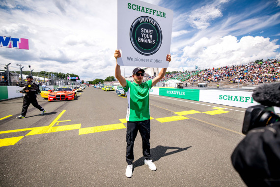 Extrem-Surfer Sebastian Steudtner schickte das DTM-Feld los