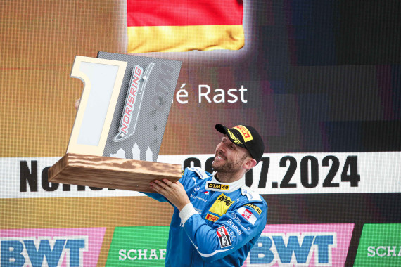Erstmals in dieser Saison ganz oben auf dem Siegerpodest- René Rast