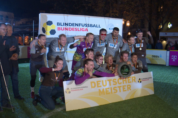 Der neue Deutsche Meister im Blindenfußball heißt FC St. Pauli. Ein verwandelter Penalty von Jonathan Tönsing hat den Hamburgern den Titelgewinn gesichert. Am letzten Spieltag der Blindenfußball-Bundesliga kämpften acht Teams auf dem Münsterplatz in Bonn um den Titelgewinn.