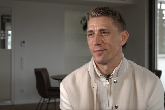 Im Interview spricht der ehemalige Nationalspieler Nils Petersen u.a. über seine Auszeichnung für den Fußballspruch des Jahres und über die damit verbundene Spende an den Förderverein für krebskranke Kinder e.V. und das Elternhaus. Darüber hinaus spricht er über seine Joker-Rolle in der Bundesliga und seine neuen Ambitionen in der Kreisliga.