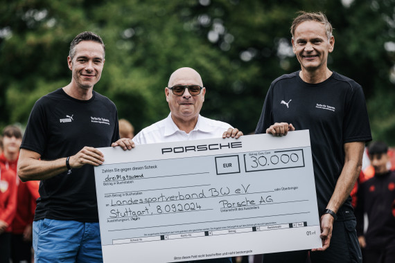 Scheckübergabe Tore für Charity an den Landessportverband BW mit Dr Sebastian Rudolph und Dr Oliver
