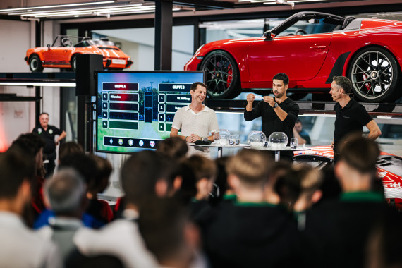 Auslosung der Gruppen für den Porsche Fußball Cup im Porsche Museum