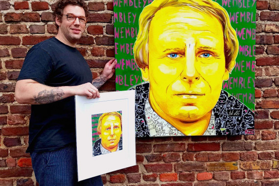 Künstler Flör mit seinem Werk „Vogts – Champ of Charity“,
mit dem Affordable Art und dem signierten Original
