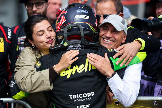 Gemeinsame Freude: Seine Verlobte Lara und Vater Hakan mit Ayhancan Güven